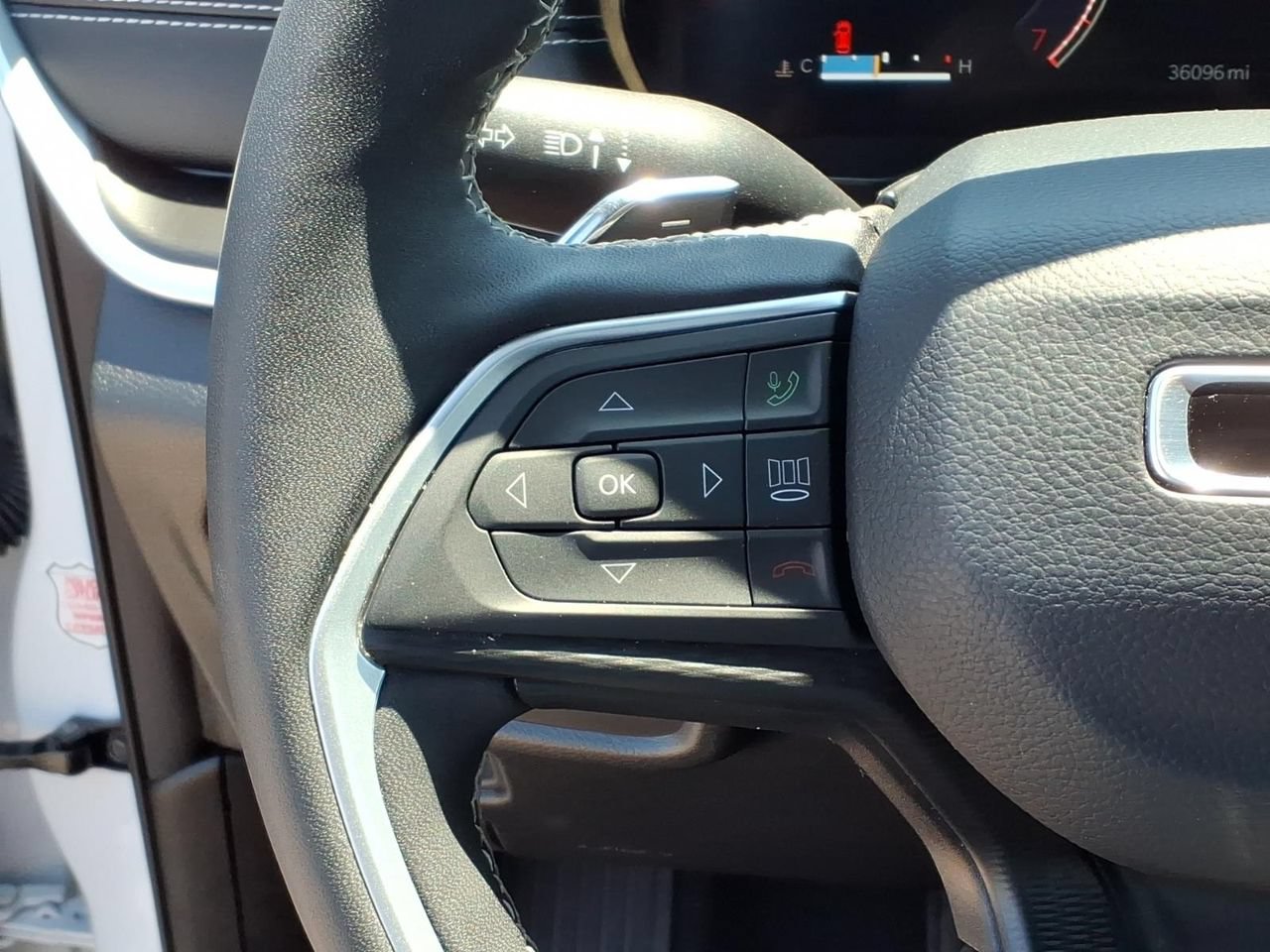 Used 2025 Jeep Grand Cherokee Altitude AWD/4WD image 10
