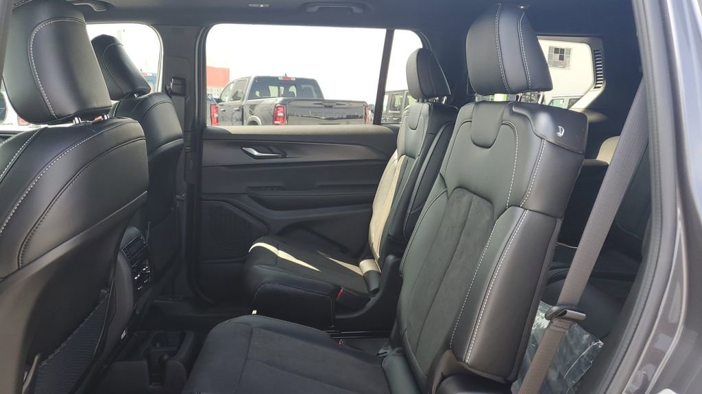 New 2025 Jeep Grand Cherokee L Altitude image 16