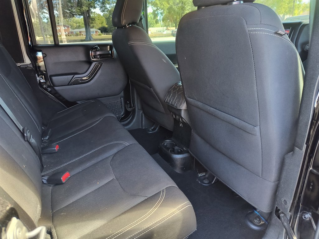 Used 2018 Jeep Wrangler Unlimited Sahara image 33