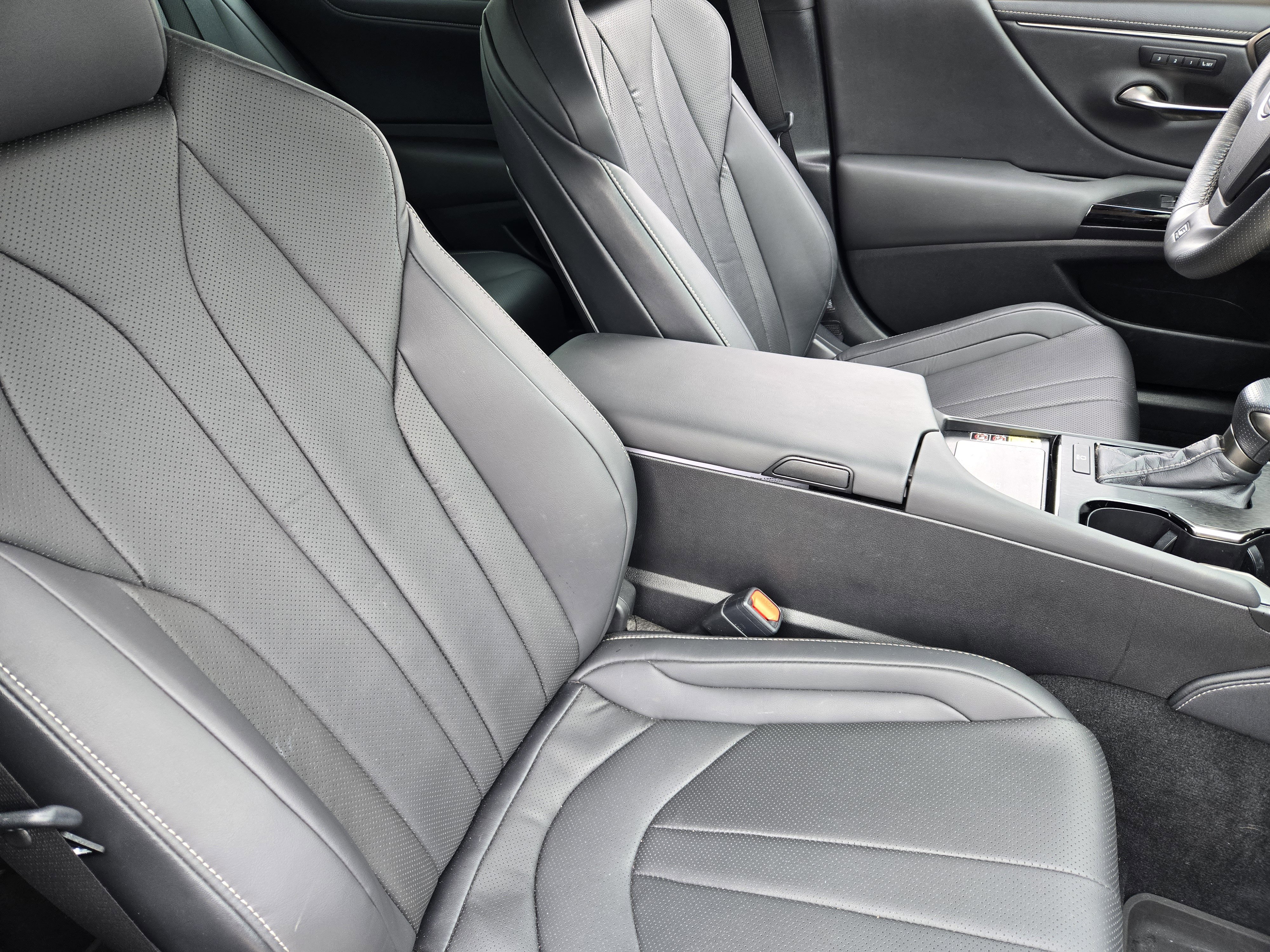 Used 2023 Lexus ES 350 F Sport w/ Accessory Package (Z2) image 7