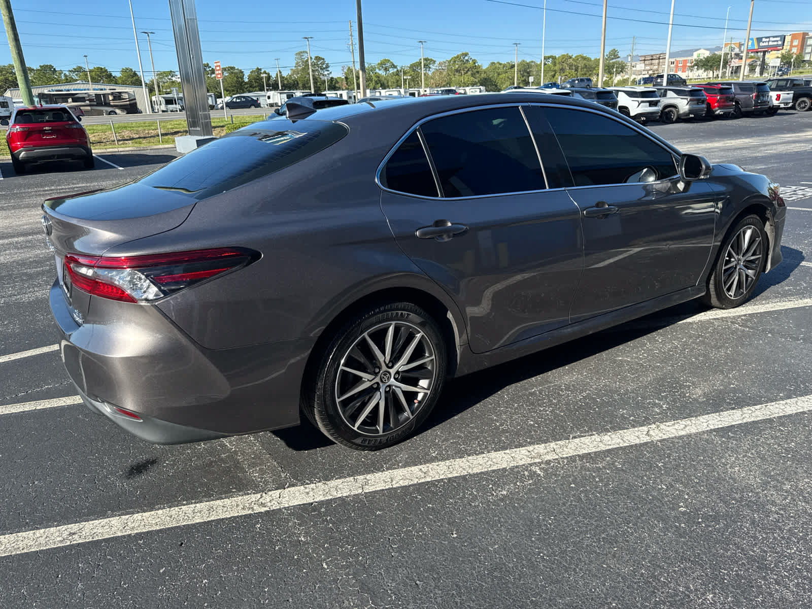 Used 2022 Toyota Camry XLE FWD image 3