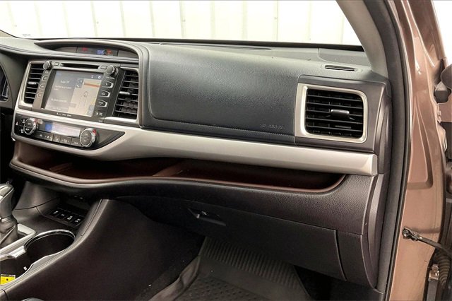 Used 2017 Toyota Highlander XLE image 18