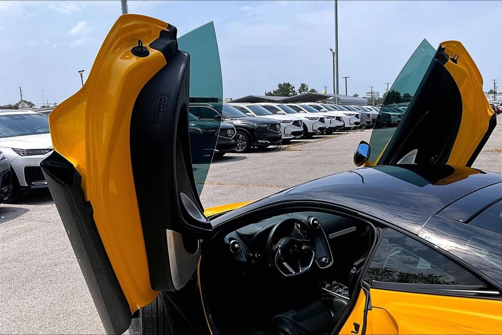 Used 2023 McLaren GT RWD image 21