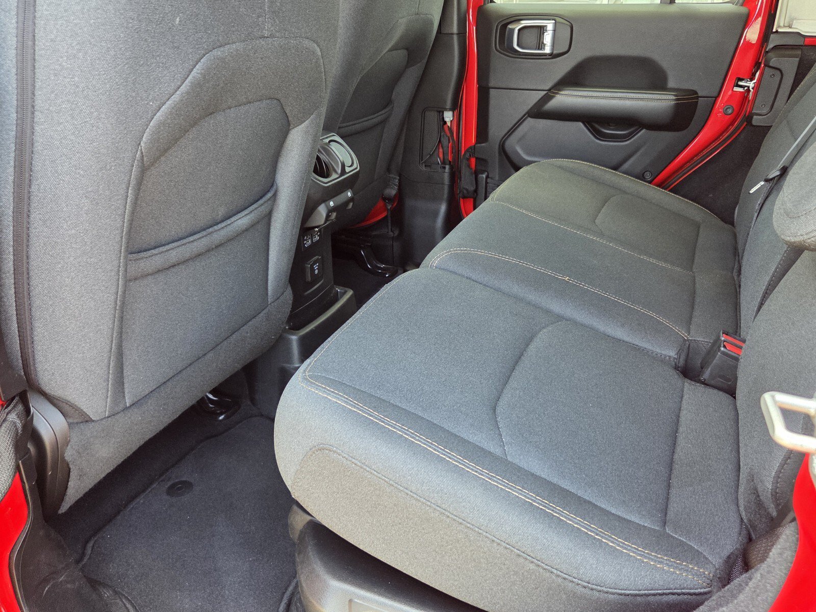 Used 2024 Jeep Wrangler Unlimited Sahara AWD/4WD image 11