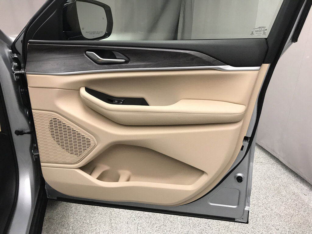 Used 2023 Jeep Grand Cherokee Limited w/ Luxury Tech Group II image 17