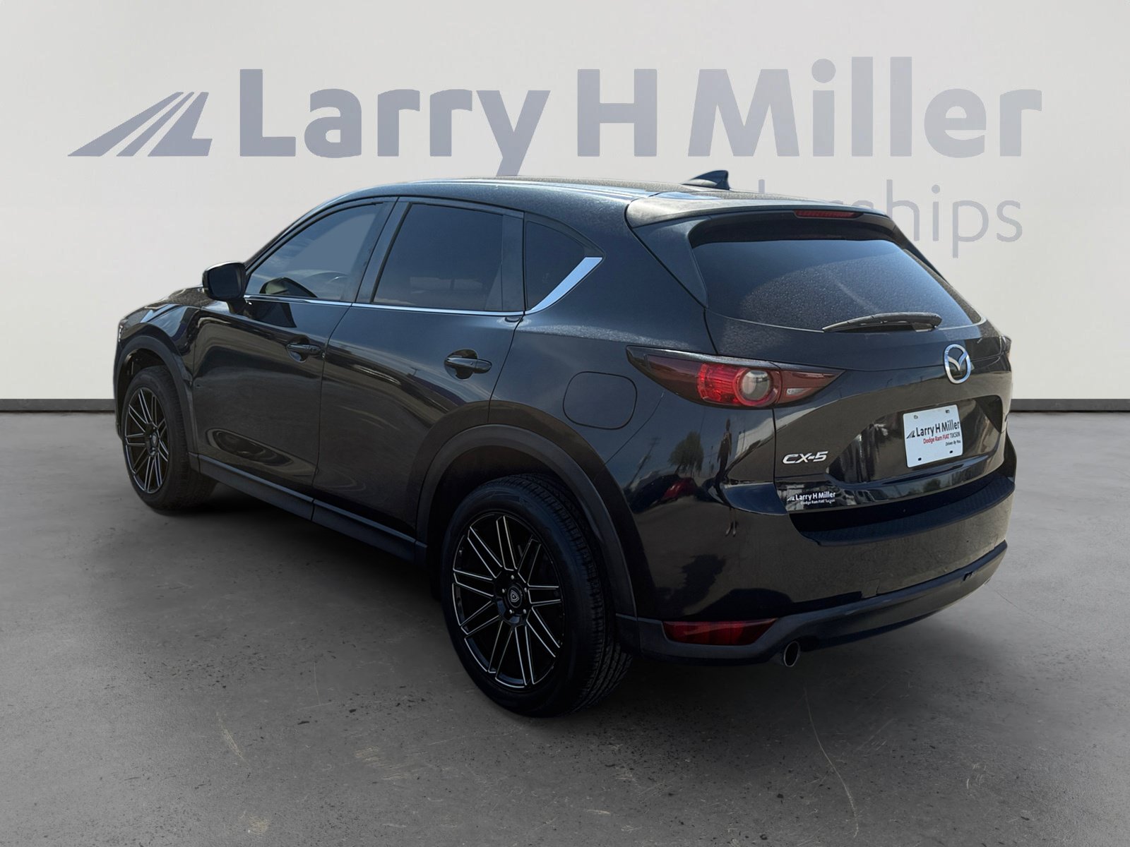Used 2018 MAZDA CX-5 Touring w/ Preferred Equipment Package FWD image 3