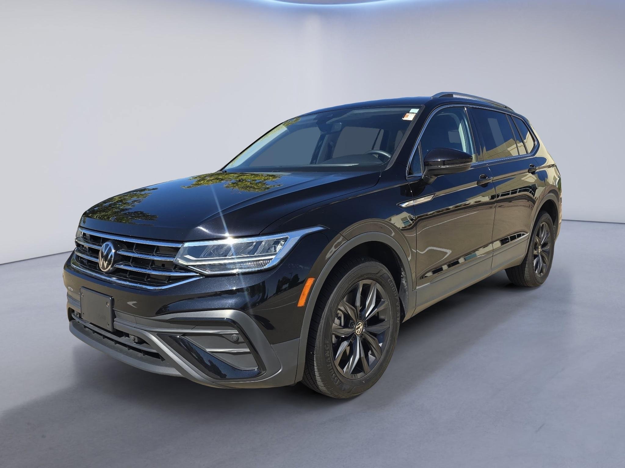 Used 2024 Volkswagen Tiguan SE AWD/4WD image 1