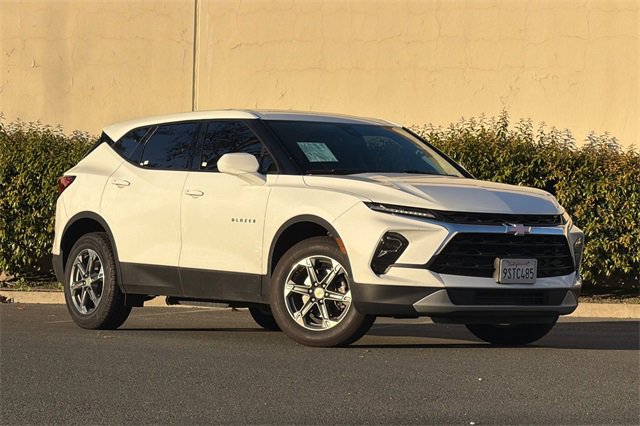 Used 2024 Chevrolet Blazer LT image 2