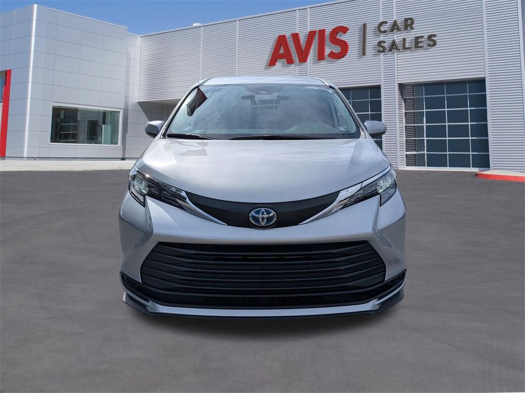 Used 2025 Toyota Sienna LE image 2