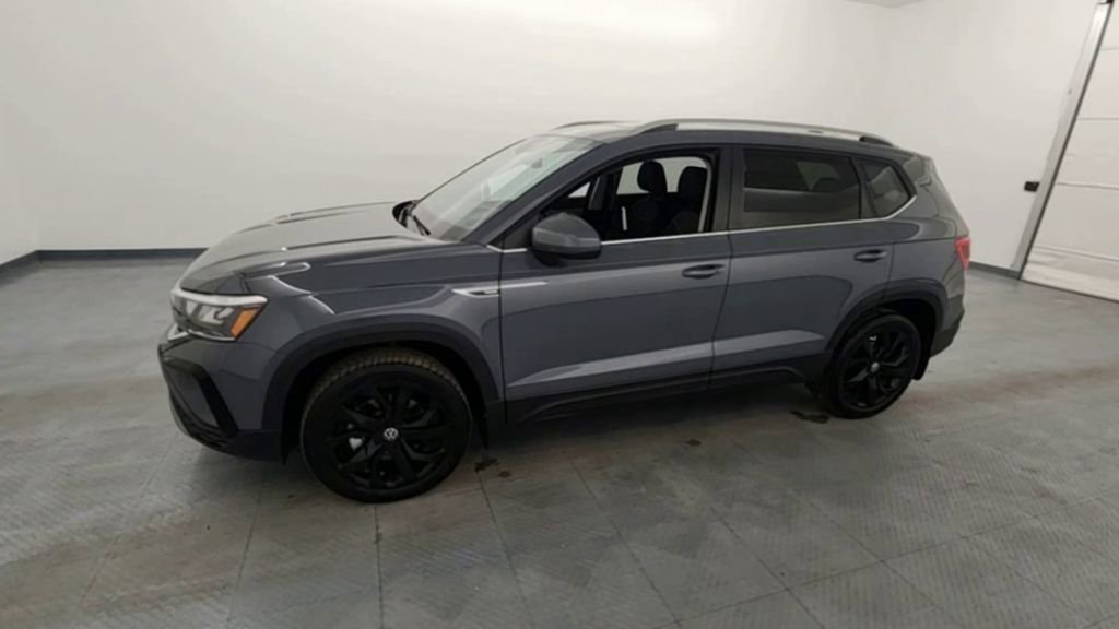 Used 2024 Volkswagen Taos SE w/ Panoramic Sunroof Package image 4