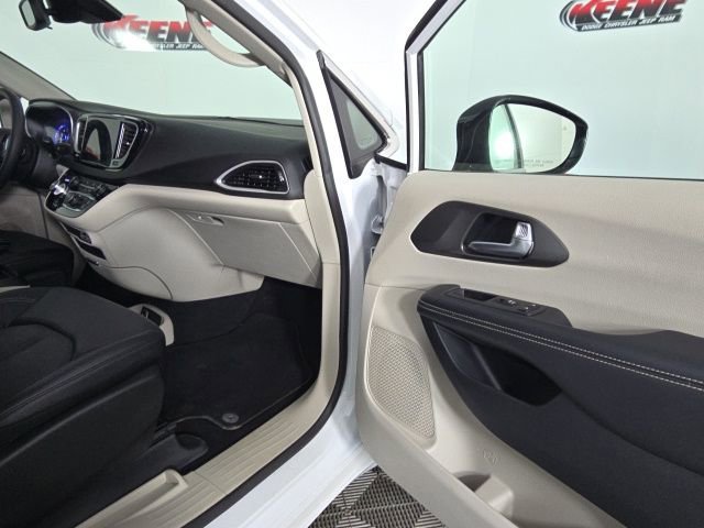 Used 2024 Chrysler Pacifica Touring-L image 31