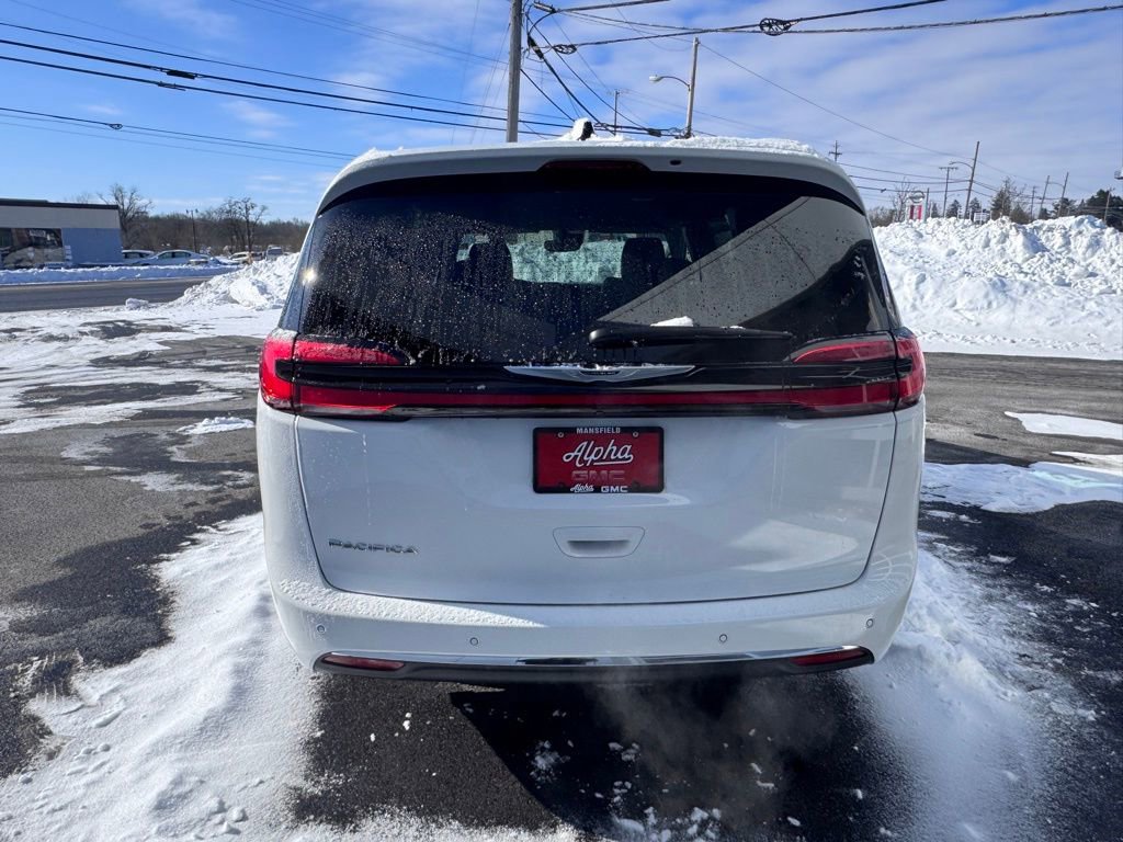 Used 2024 Chrysler Pacifica Touring-L image 4