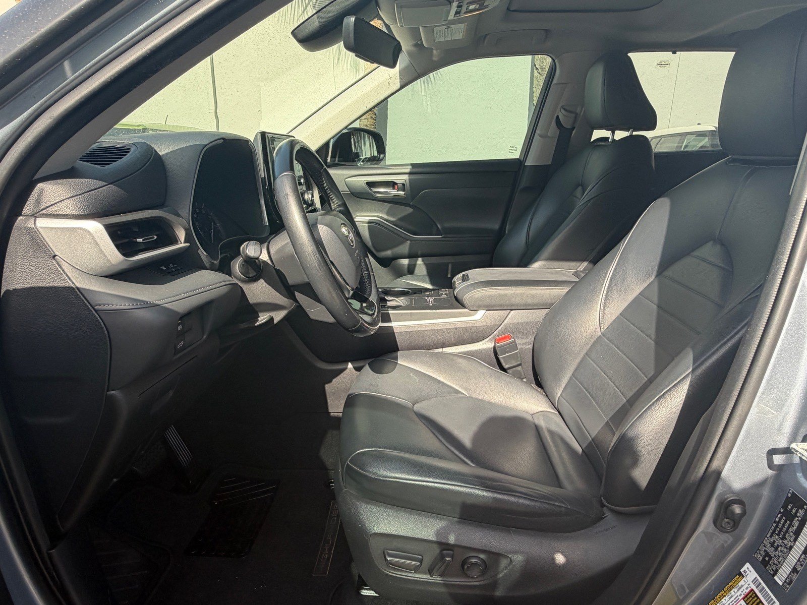 Used 2020 Toyota Highlander XLE FWD image 17