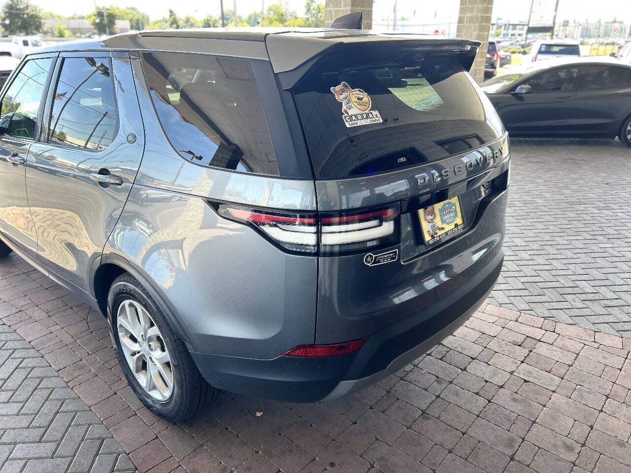 Used 2018 Land Rover Discovery SE AWD/4WD image 17