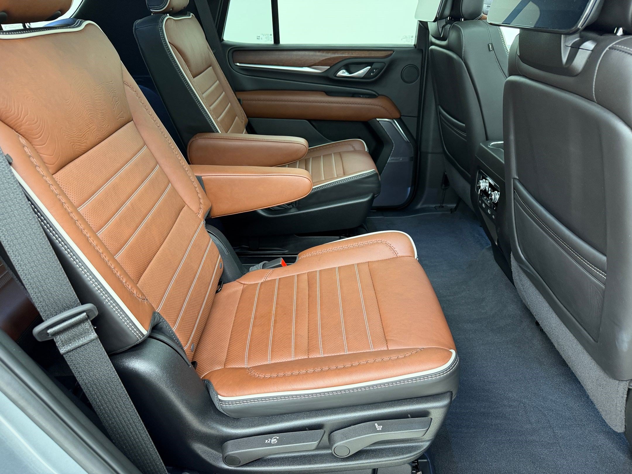 Used 2024 GMC Yukon Denali Ultimate AWD/4WD image 32