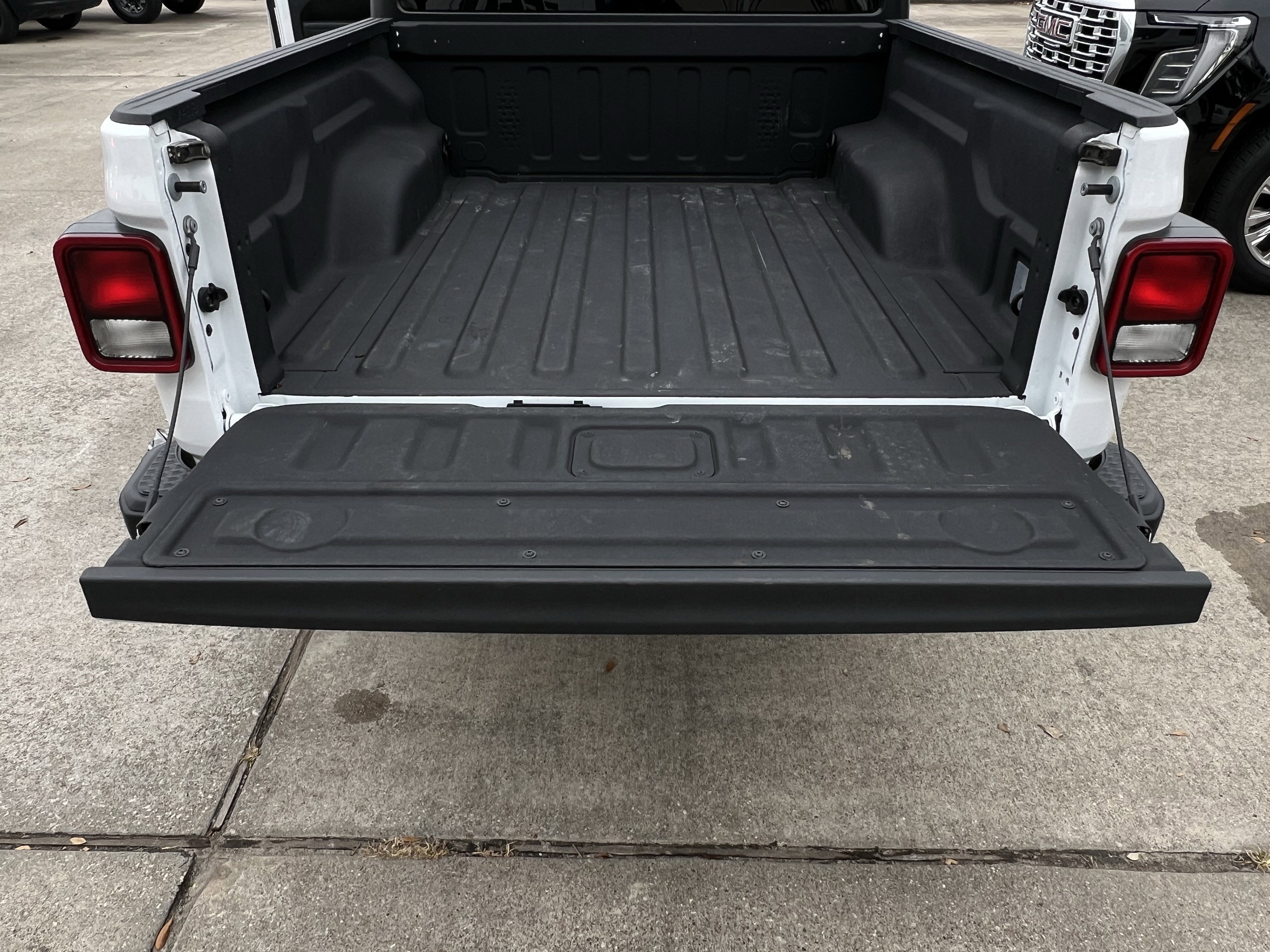 Used 2024 Jeep Gladiator Sport image 27