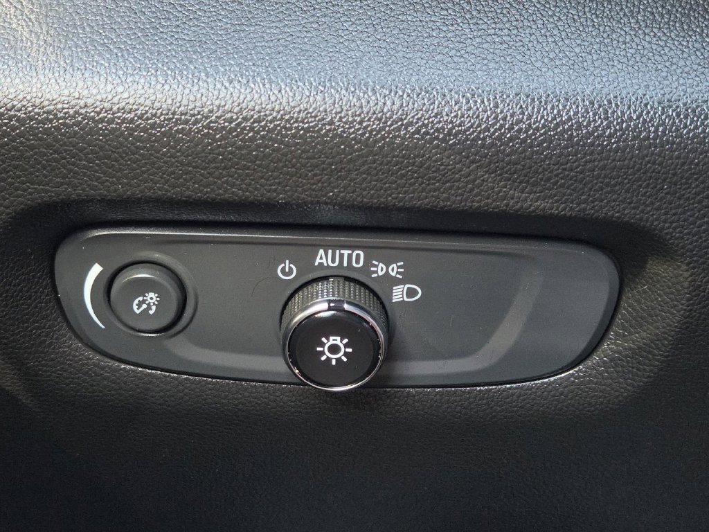 Used 2023 Chevrolet Traverse High Country FWD image 21