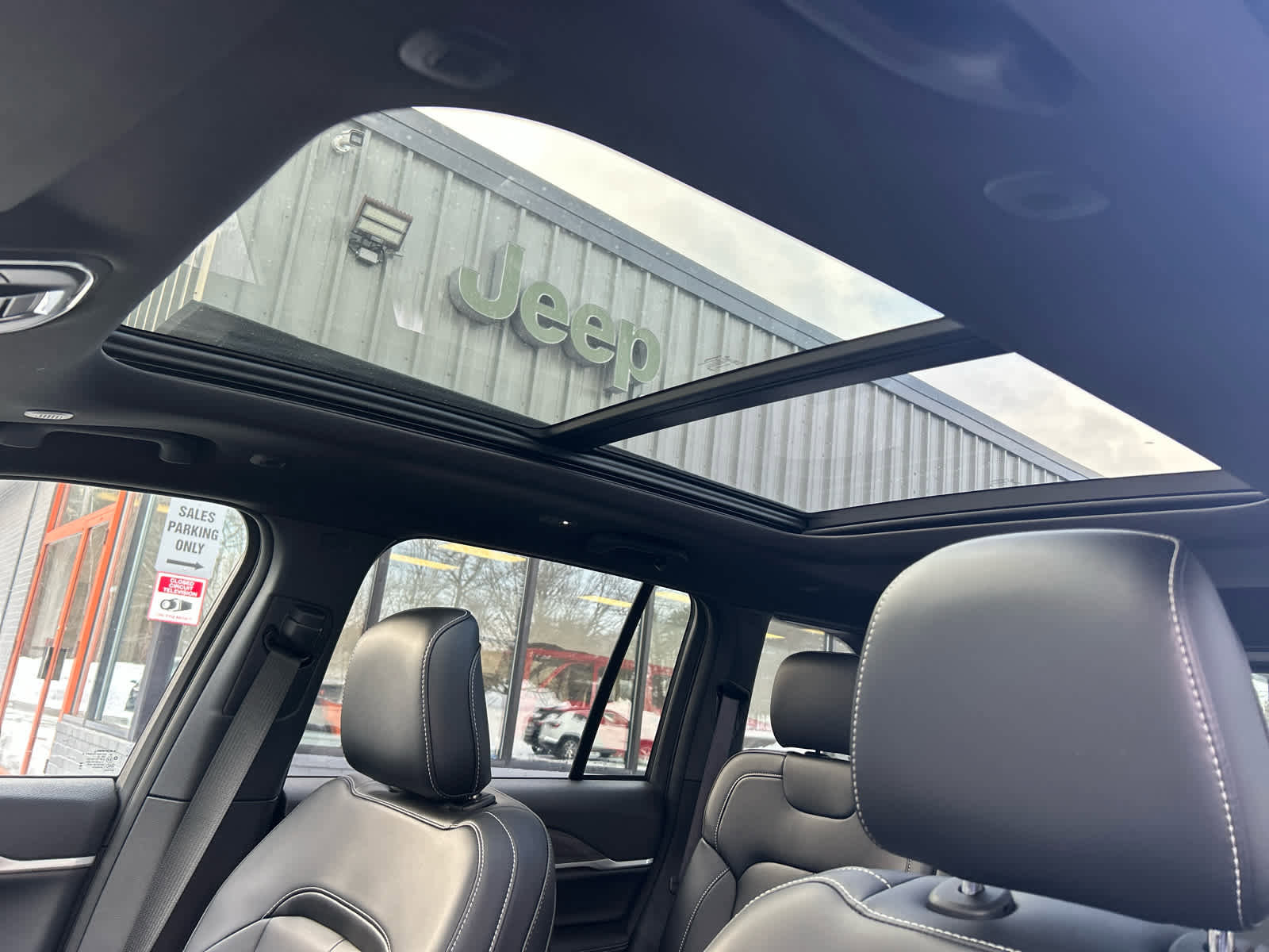 Used 2025 Jeep Grand Cherokee Limited w/ Trailer Tow Package image 32