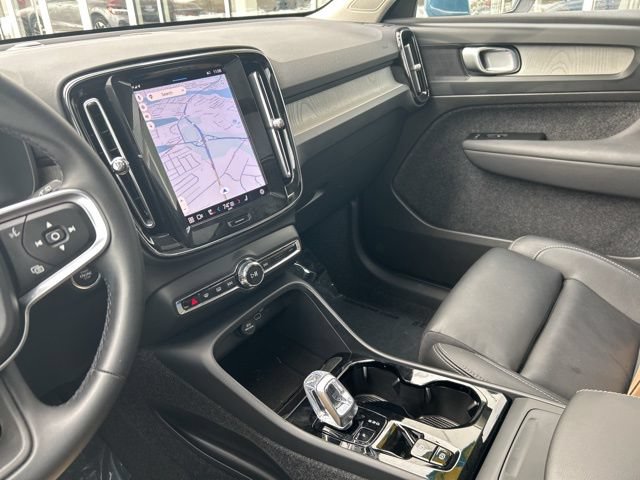 Certified 2025 Volvo XC40 B5 Plus AWD/4WD image 19