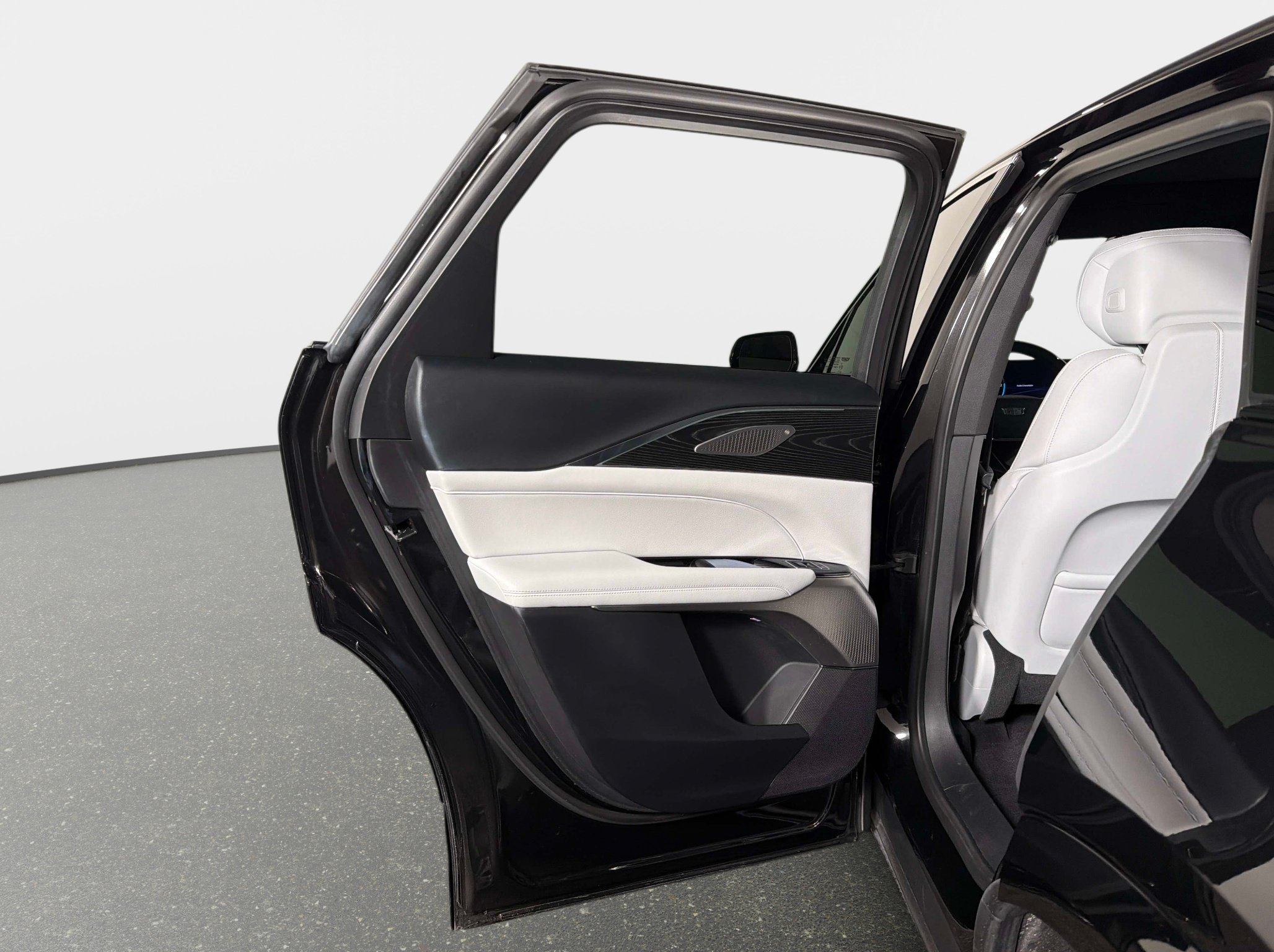 Used 2024 Cadillac Lyriq Luxury RWD image 29