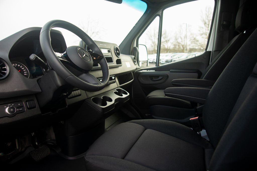 Used 2025 Mercedes-Benz Sprinter 2500 image 31