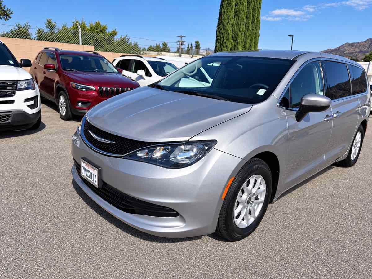 Used 2017 Chrysler Pacifica LX FWD image 3
