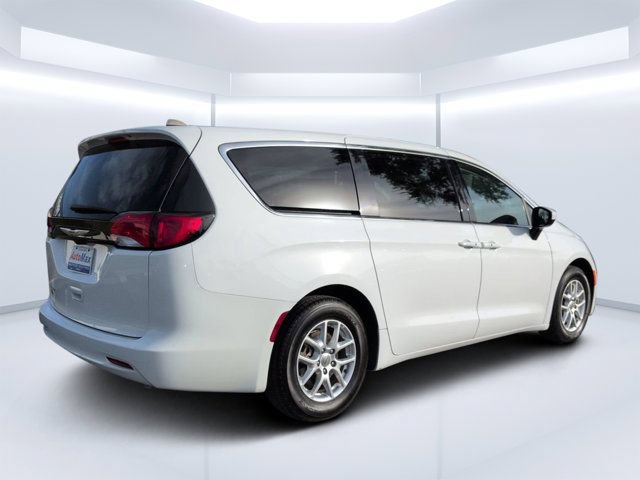 Used 2023 Chrysler Voyager LX FWD image 3
