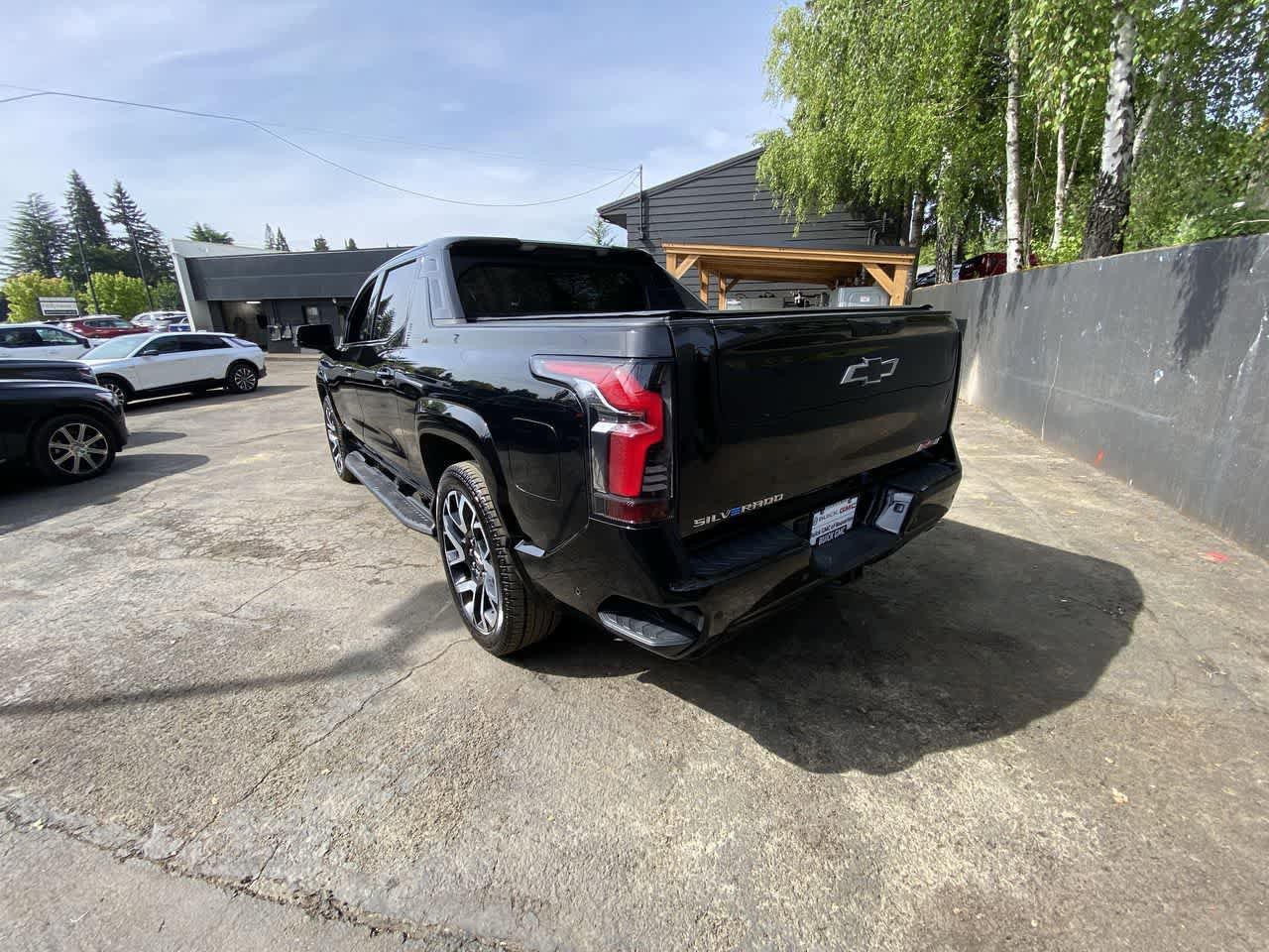 Used 2025 Chevrolet Silverado EV RST AWD/4WD image 4