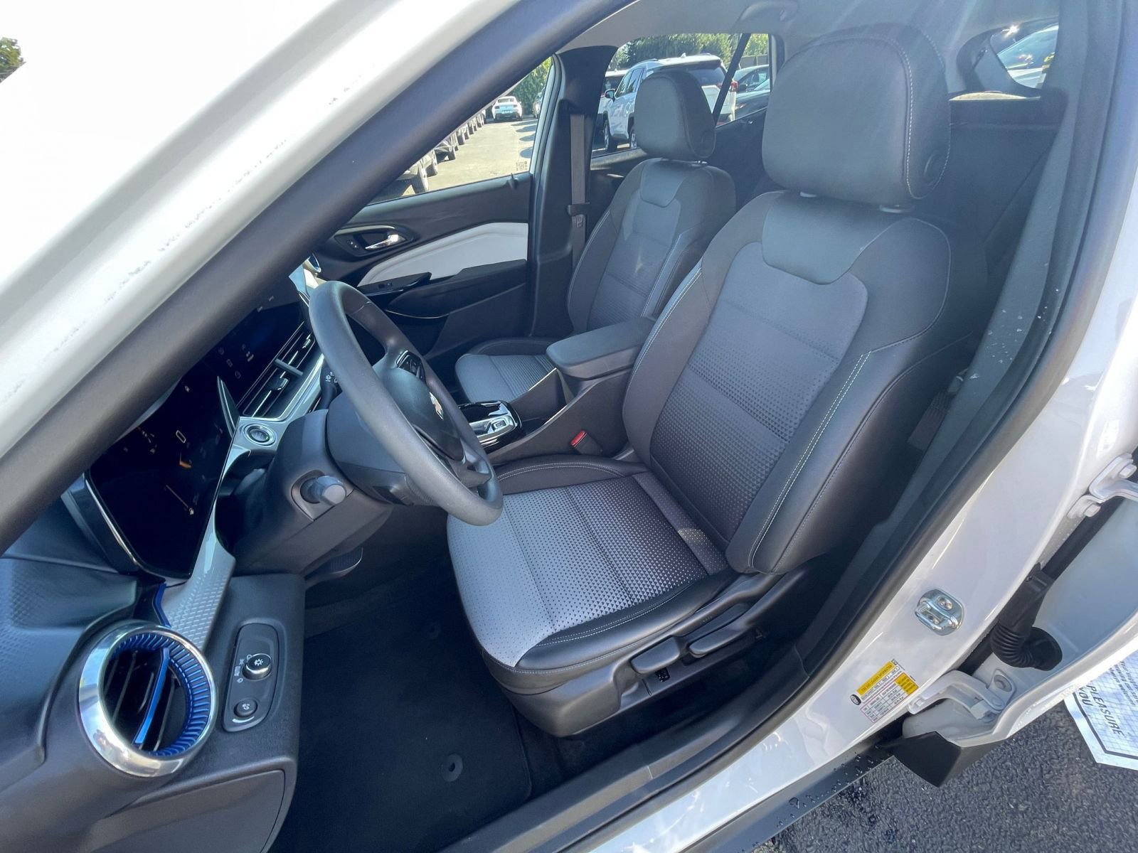 Used 2025 Chevrolet Trax LT image 35