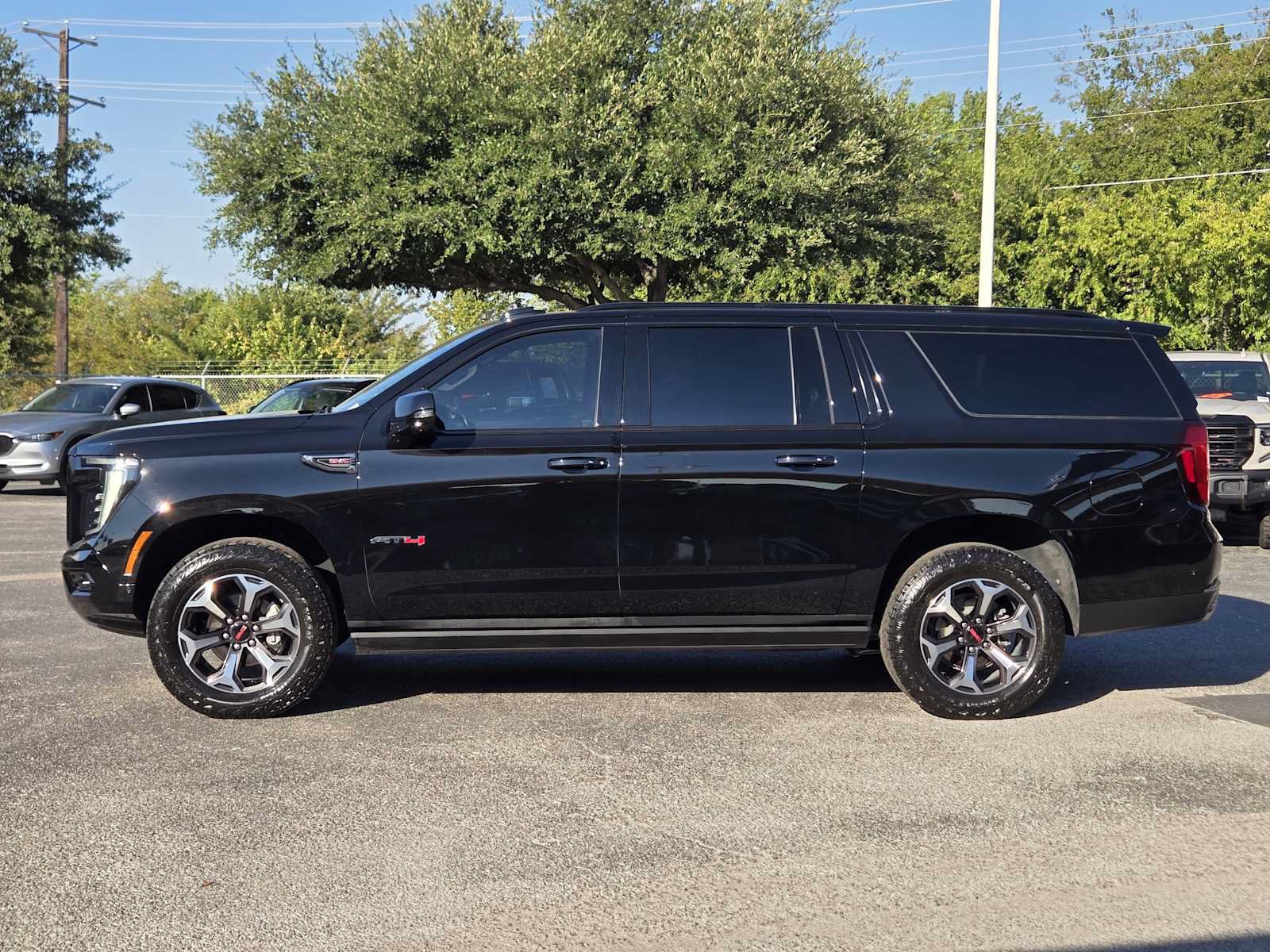 Certified 2025 GMC Yukon XL AT4 w/ AT4 Premium Package AWD/4WD image 4