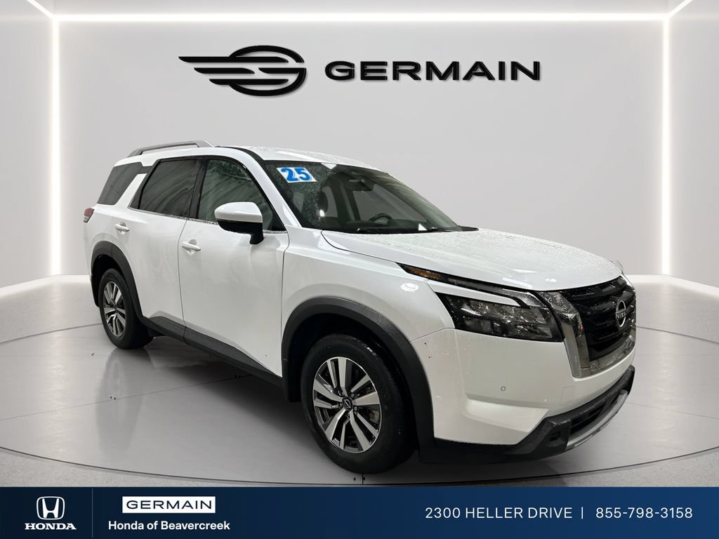 Used 2025 Nissan Pathfinder SL FWD image 2