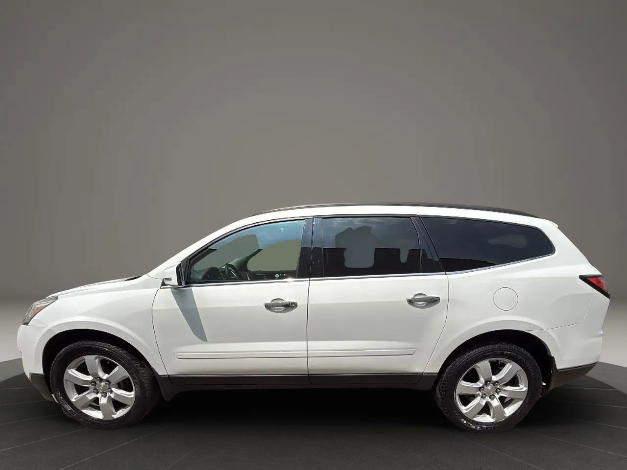 Used 2017 Chevrolet Traverse LT w/ Style and Technology Package image 8