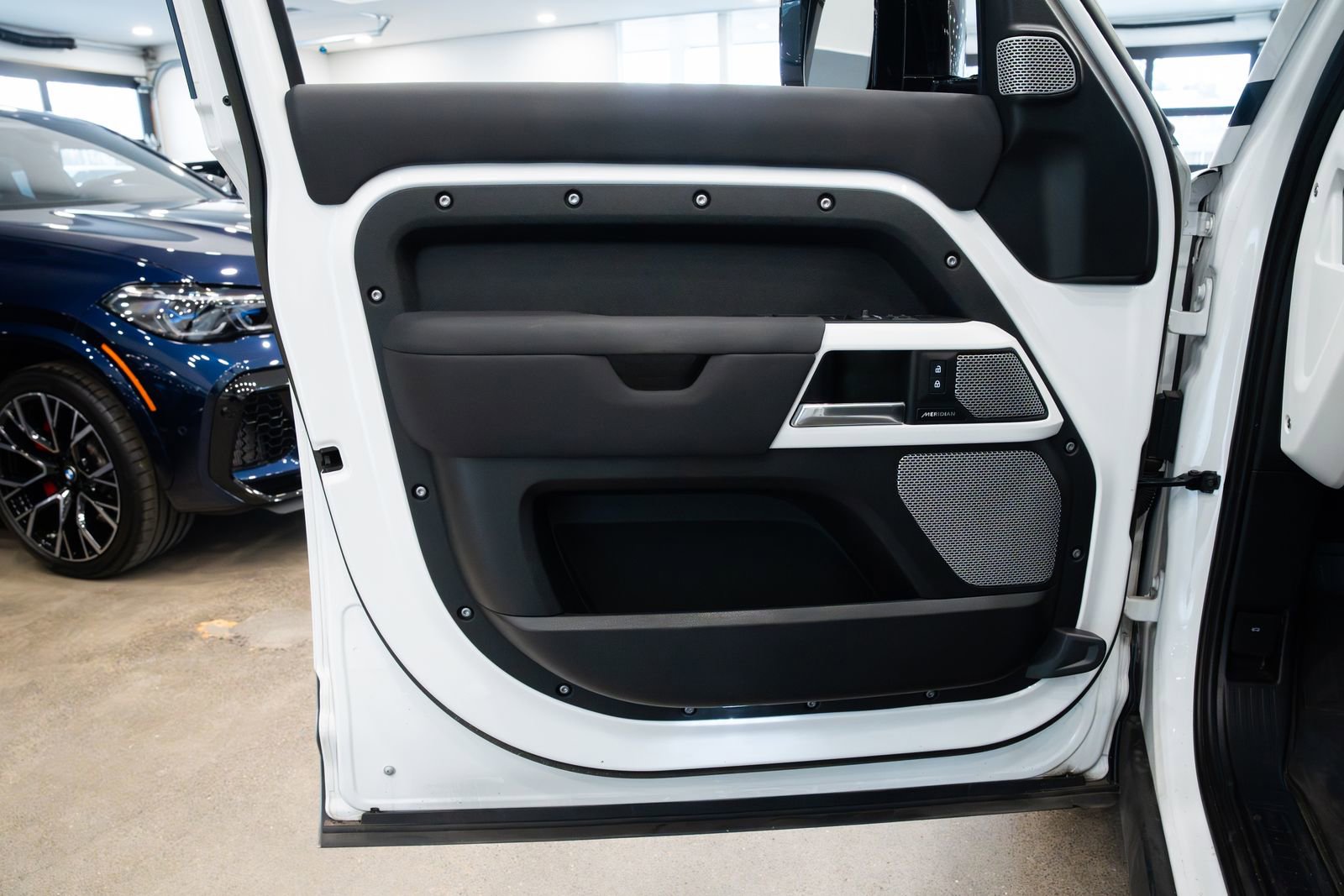 Used 2023 Land Rover Defender 130 SE image 17