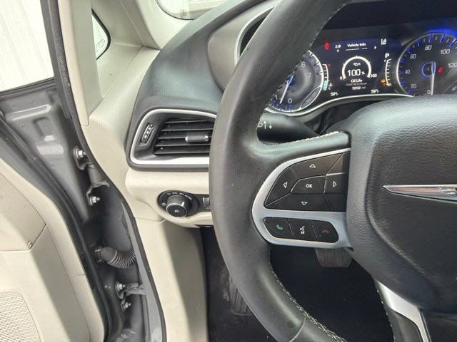 Used 2023 Chrysler Pacifica Touring-L FWD image 15