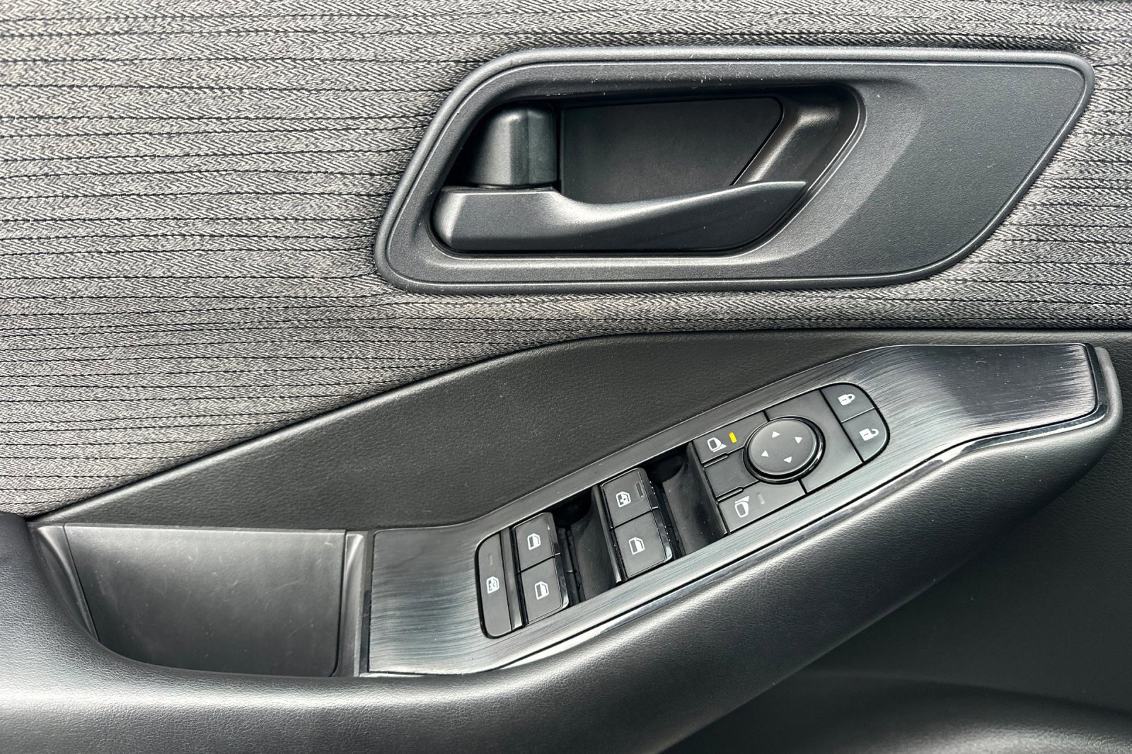 Used 2023 Nissan Rogue S image 11