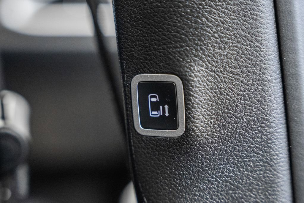 Used 2025 Chrysler Pacifica Select FWD image 38