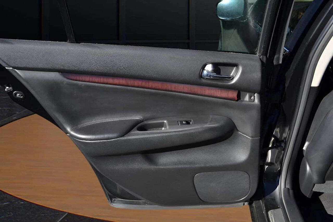 Used 2013 INFINITI G37 Journey w/ Premium Pkg image 32