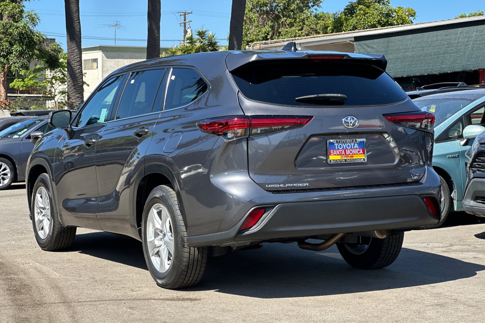 Used 2023 Toyota Highlander LE FWD image 6