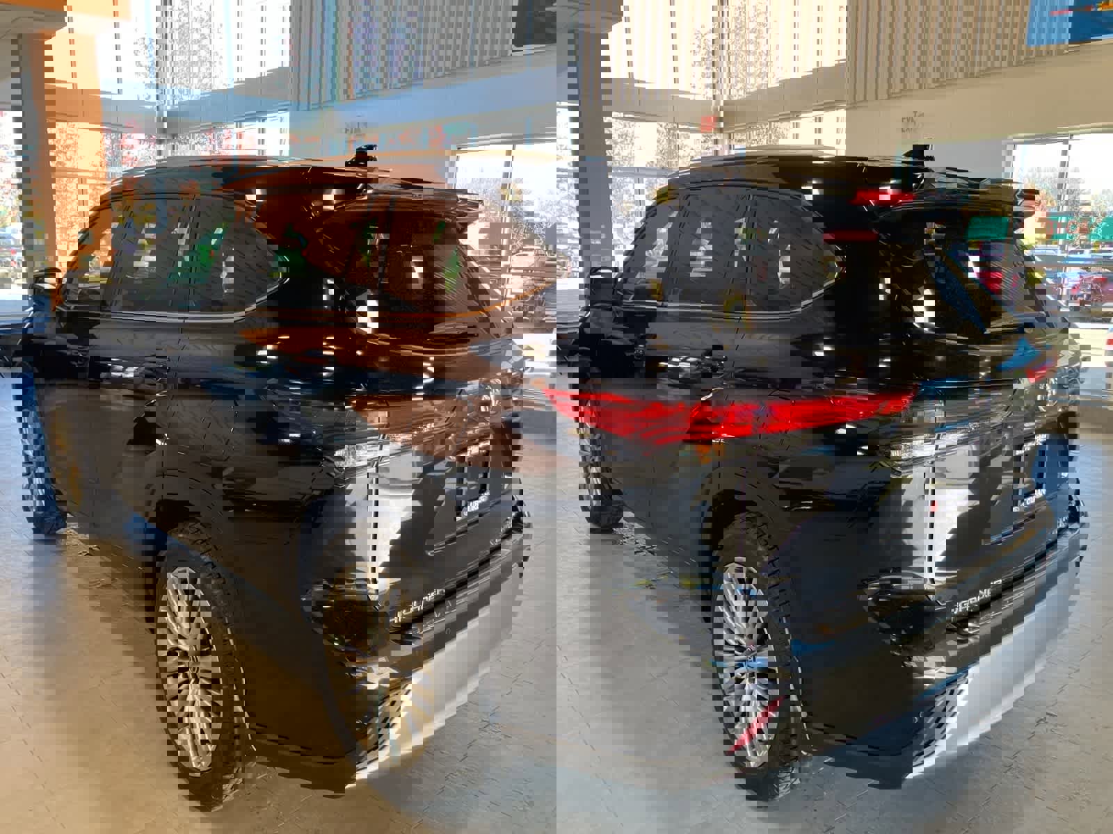 Used 2023 Toyota Highlander L image 7