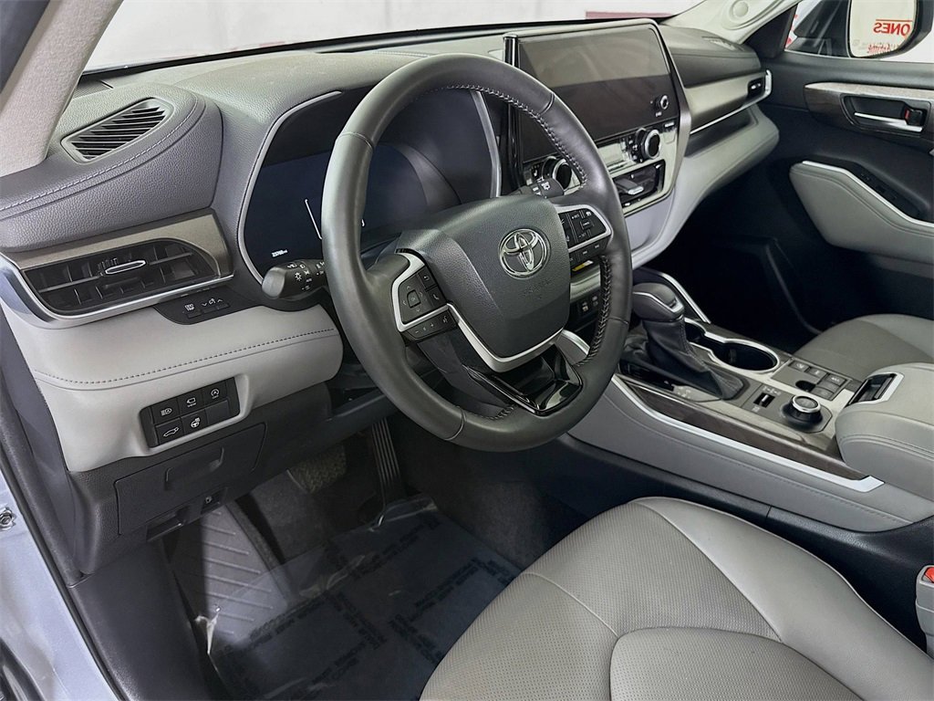 Used 2023 Toyota Highlander Limited image 17