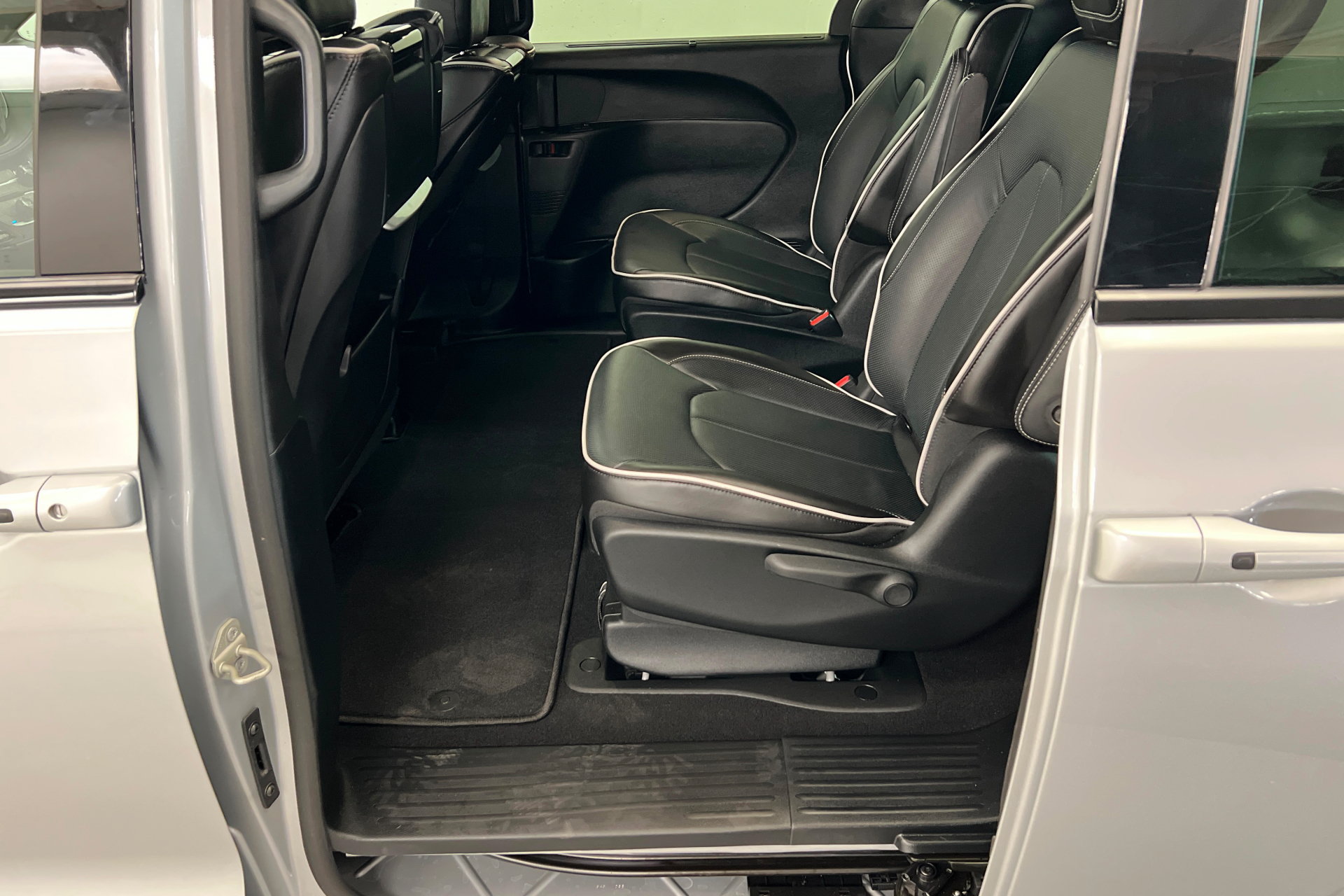 Used 2024 Chrysler Pacifica Premium FWD image 22