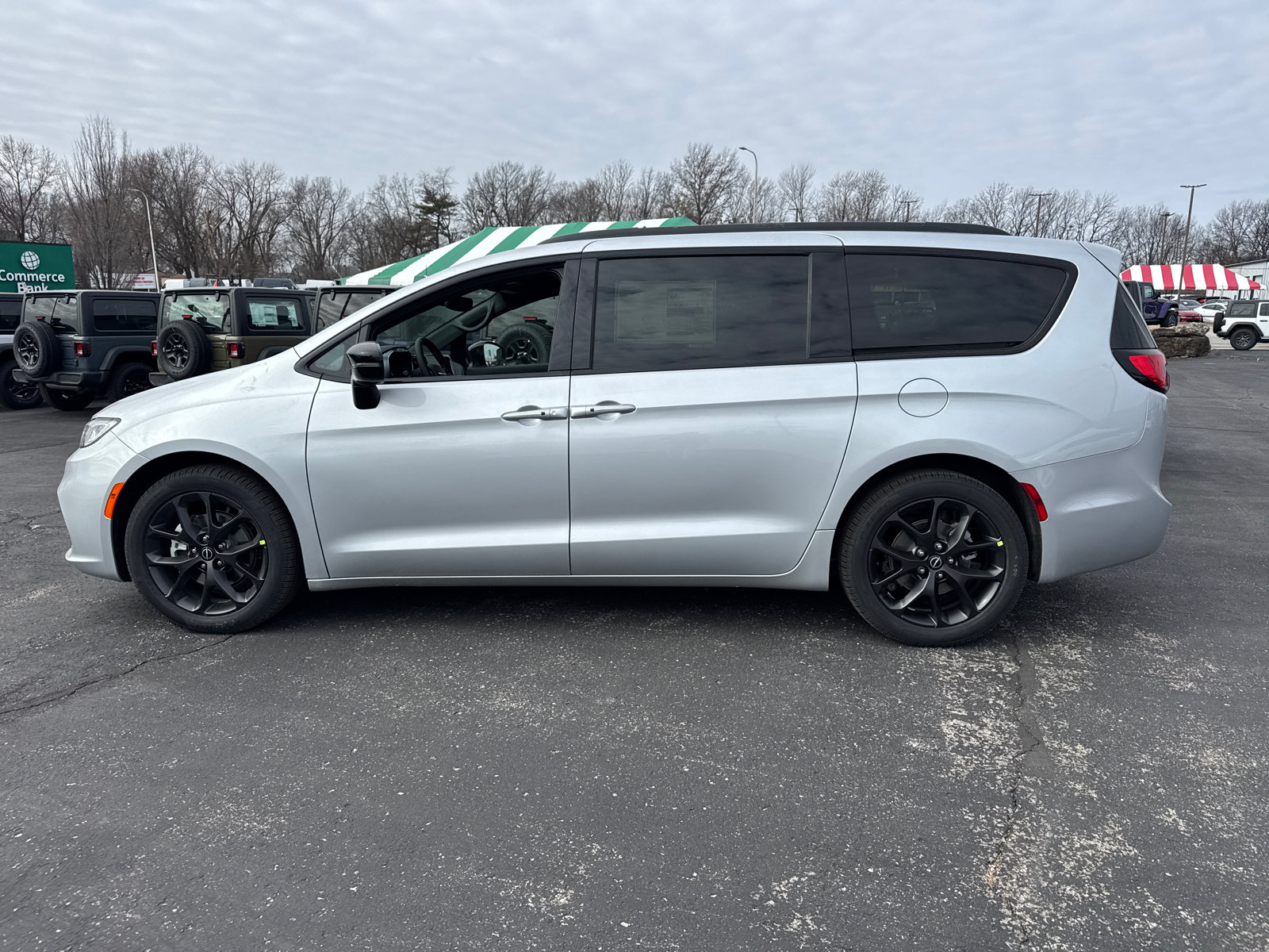 New 2026 Chrysler Pacifica Limited w/ S Appearance Package FWD image 3