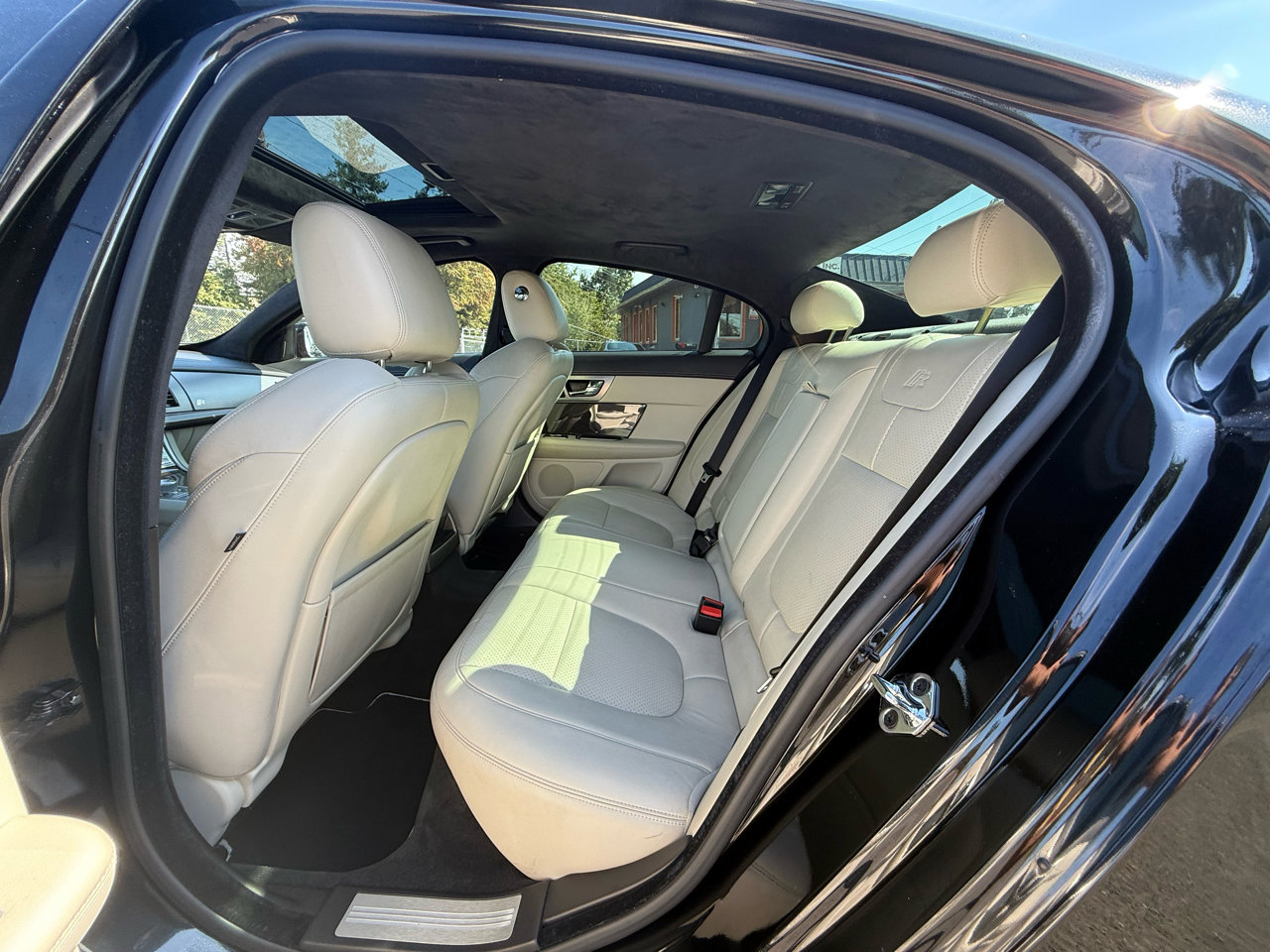 Used 2010 Jaguar XF R image 14