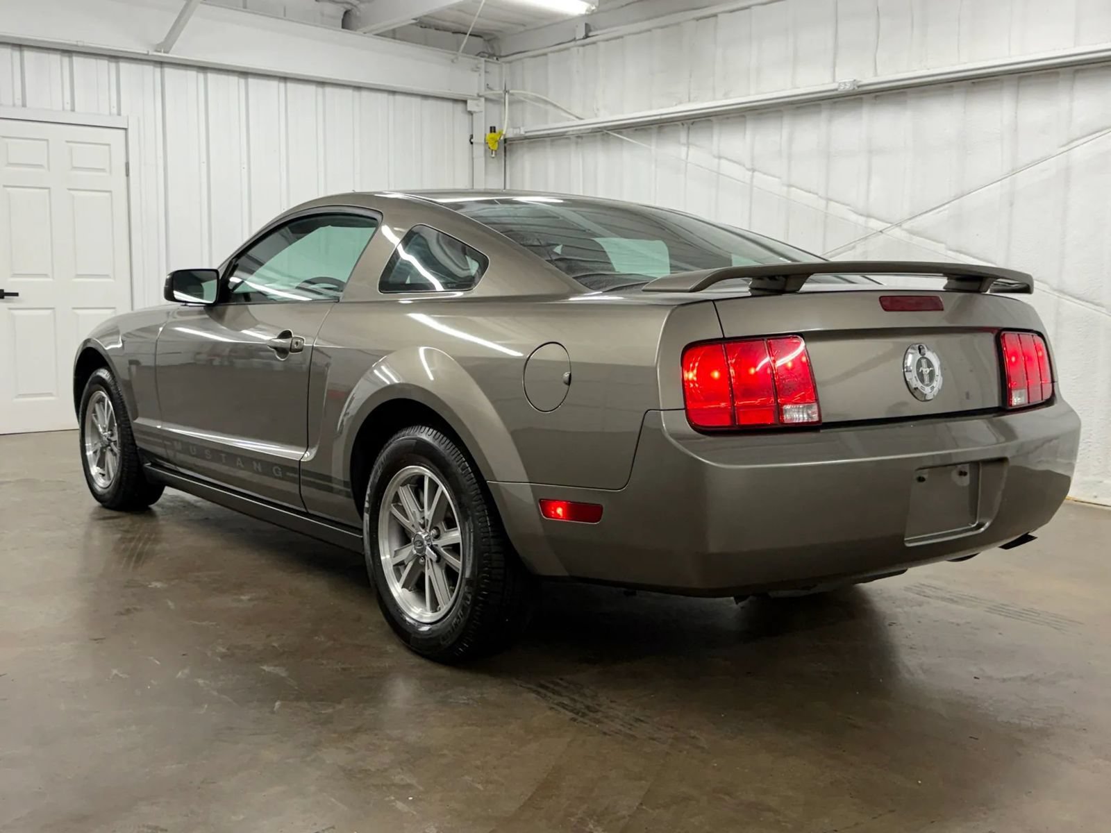 Used 2005 Ford Mustang Premium RWD image 7