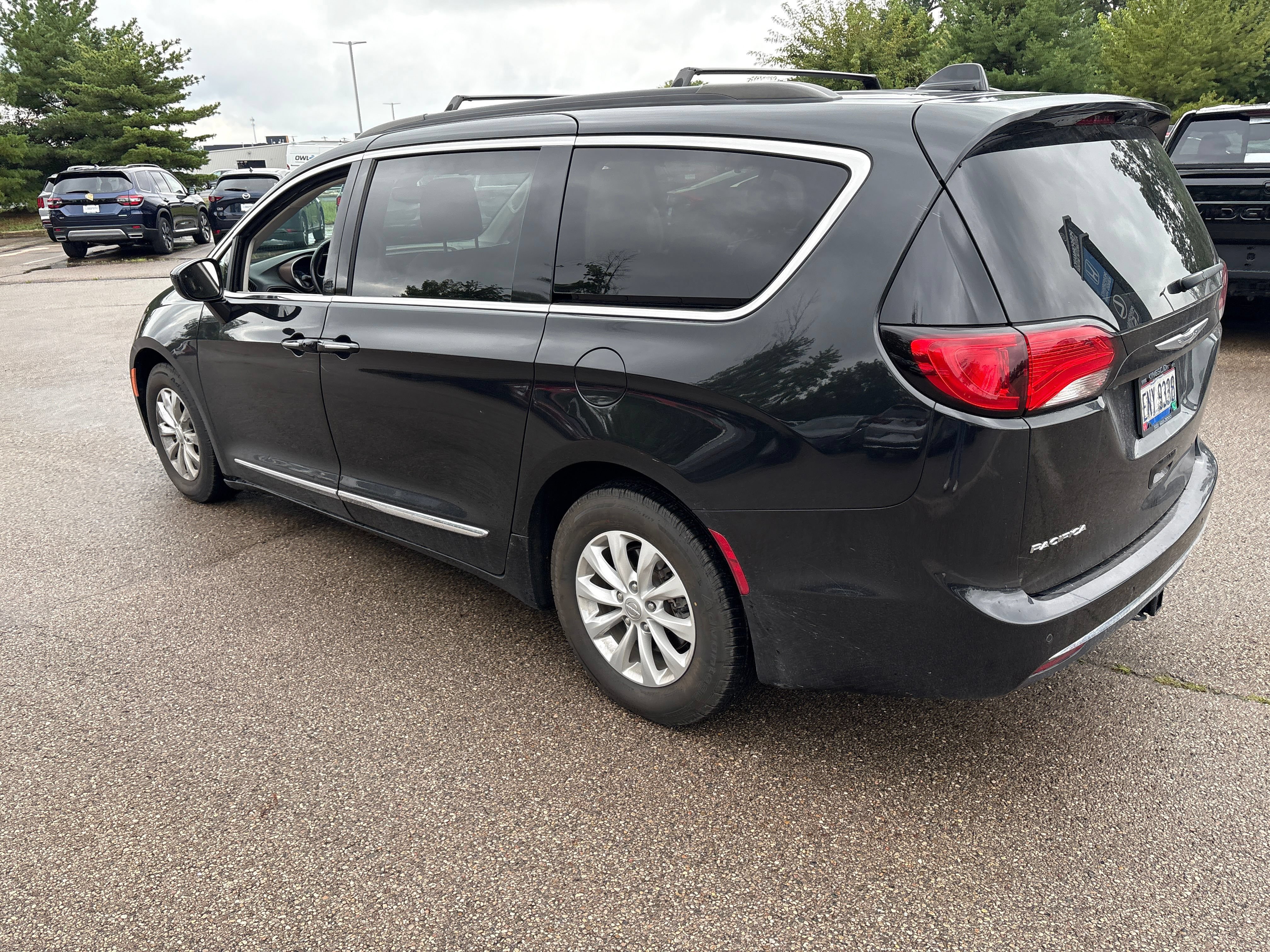 Used 2017 Chrysler Pacifica Touring-L FWD image 9