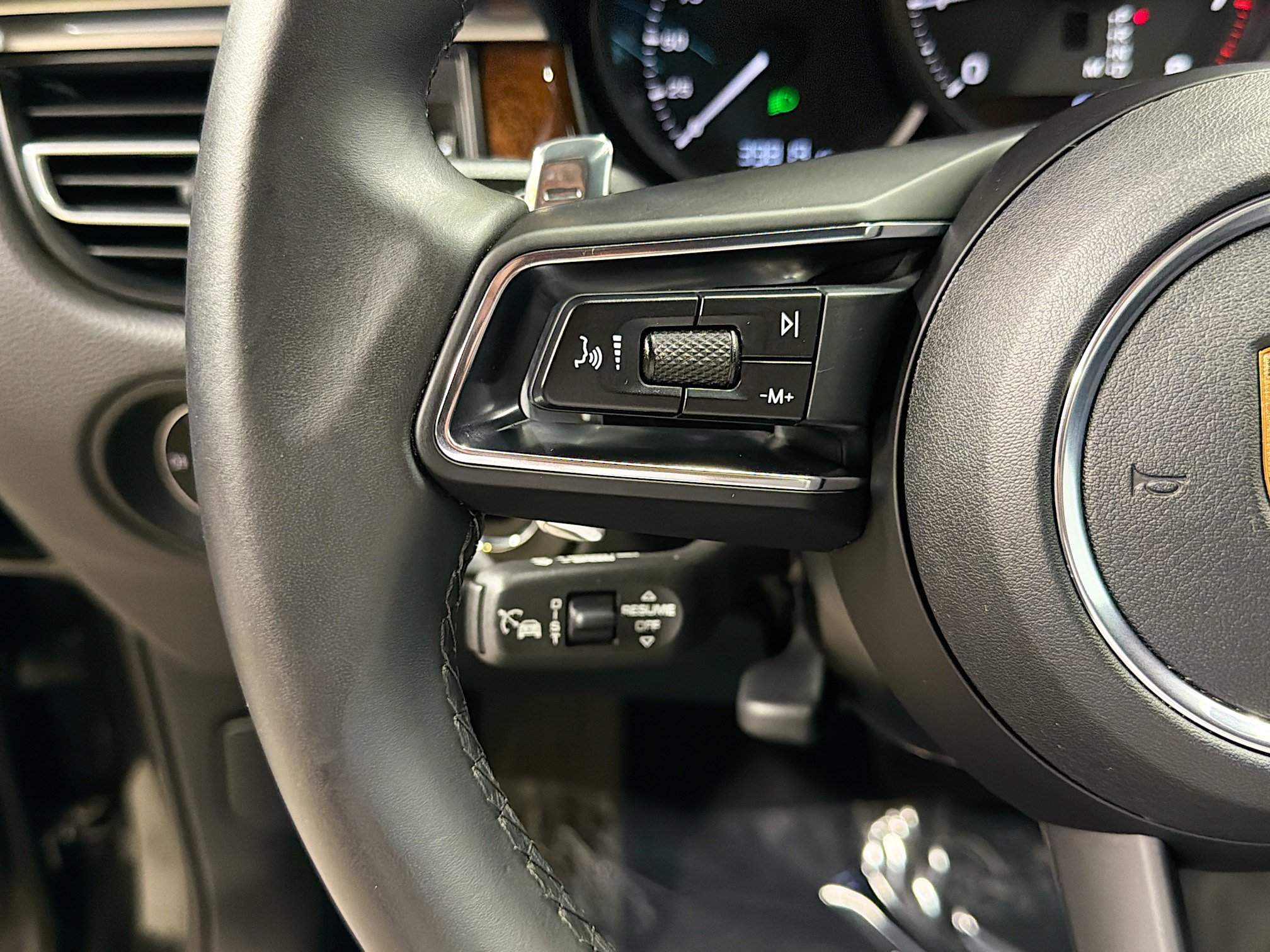 Certified 2022 Porsche Macan AWD/4WD image 36