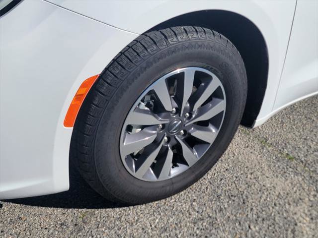 Certified 2024 Chrysler Pacifica Select image 11