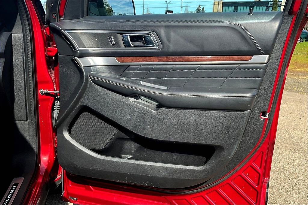 Used 2017 Ford Explorer Platinum image 23