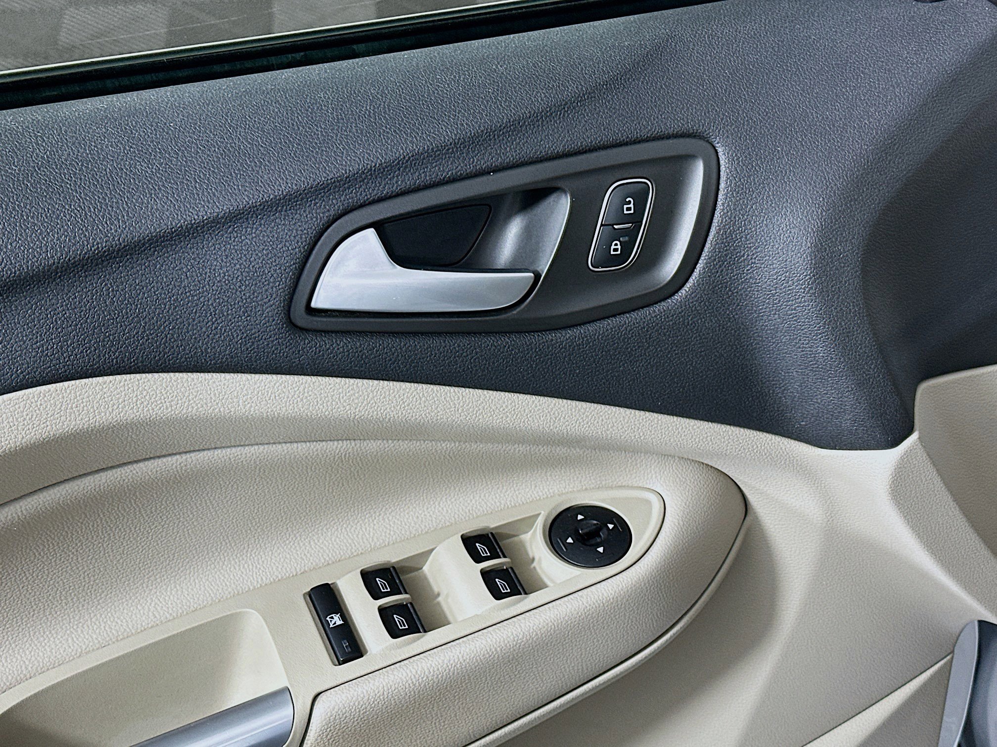 Used 2018 Ford Escape SE image 15