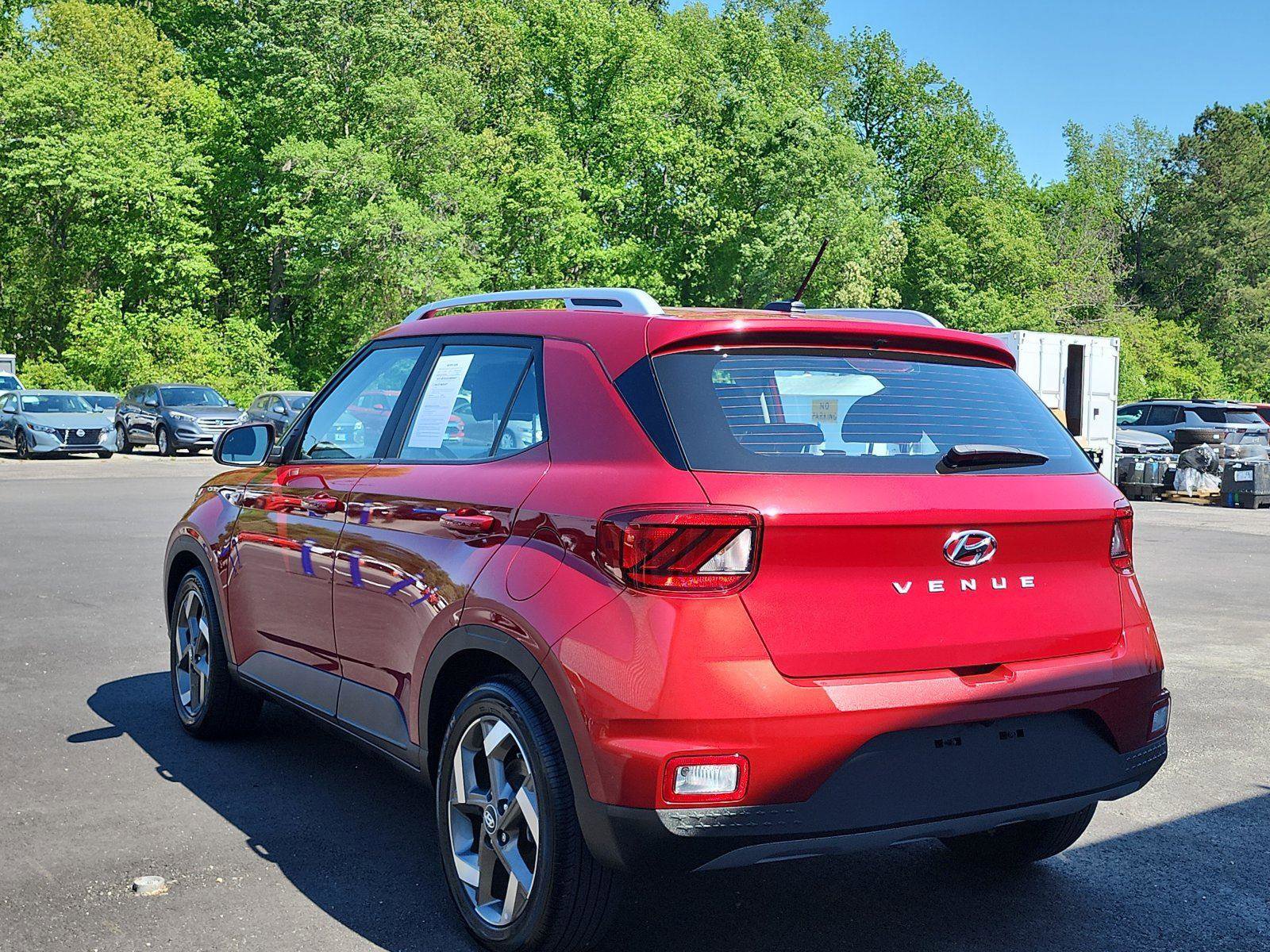 Used 2025 Hyundai Venue SEL image 3